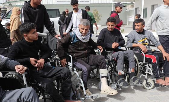 Varios disparos de un grupo de palestinos heridos sentados en sillas de ruedas durante una protesta pidiendo permiso para viajar al extranjero para recibir tratamiento médico.